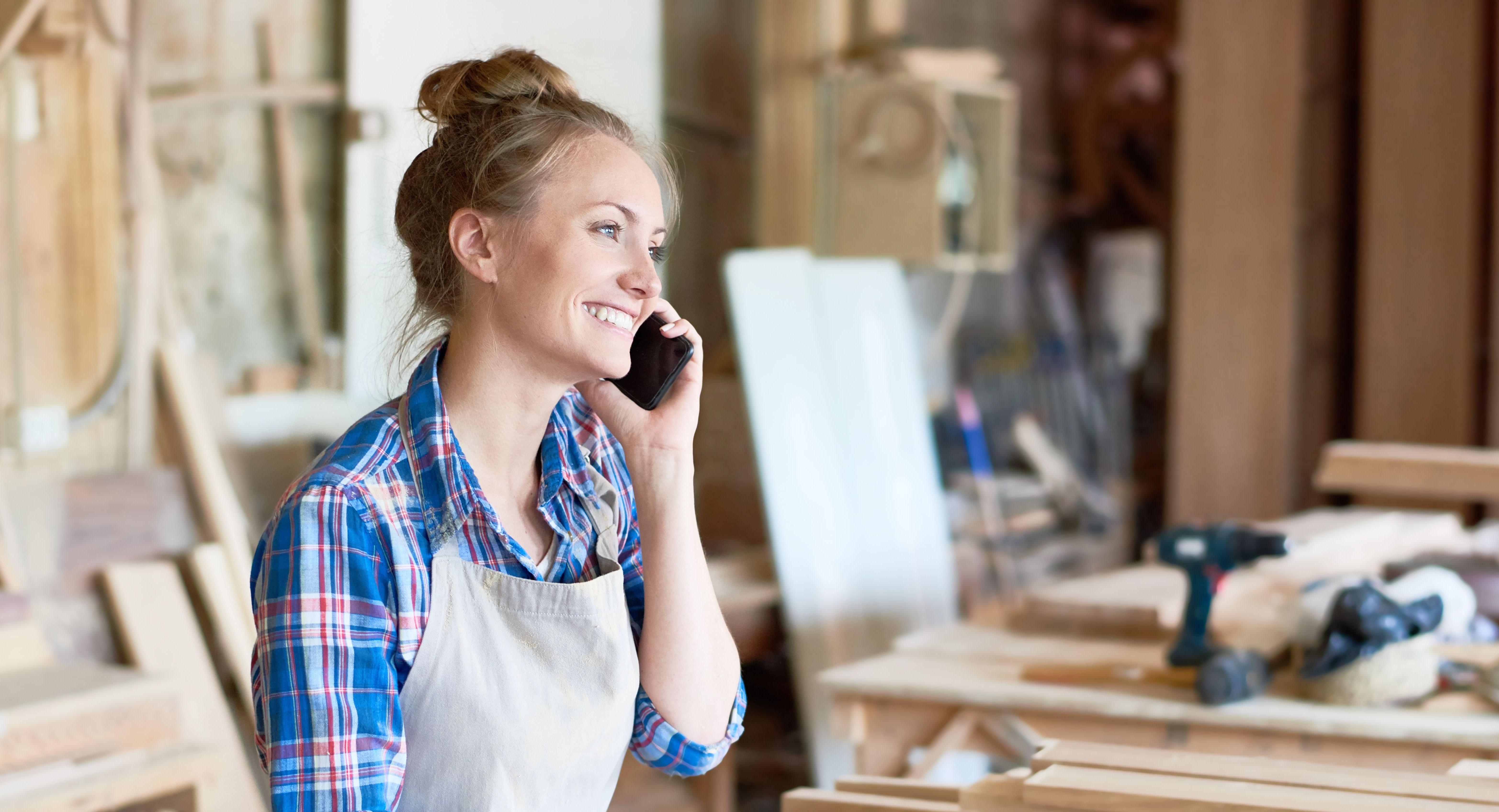 Professionnel téléphonant à sa banque en ligne FIDUCIAL Banque